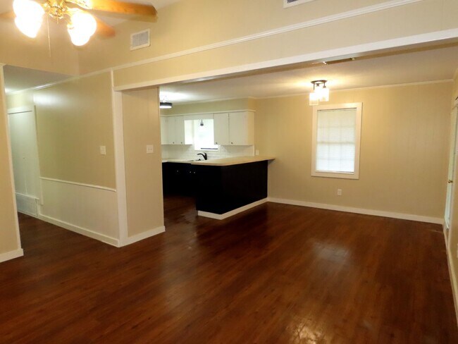 Building Photo - Updated 2 Bedroom House in Chapel Hill ISD!