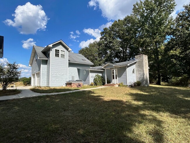 Building Photo - 310 Macks Dr
