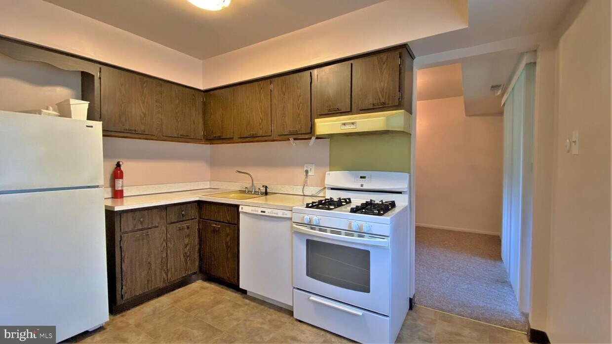 9 Rose Rita Terrace, Hammonton, NJ 08037 Townhome Rentals in