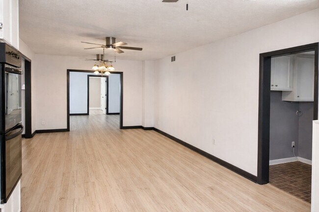 Foto del edificio - 5315 Bayway Dr