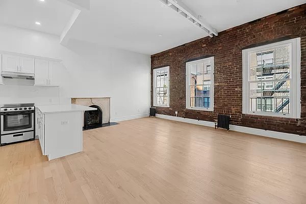 Primary Photo - 220 West 10th Street