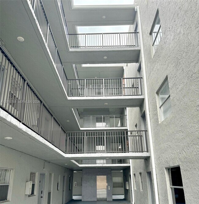 Foto del edificio - 305 W 68th St