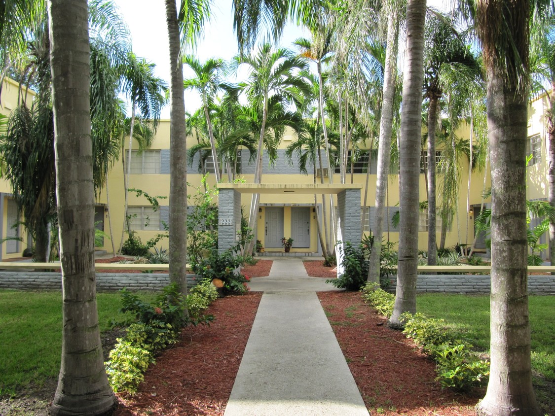 Main Entryway - 222 Zamora Ave