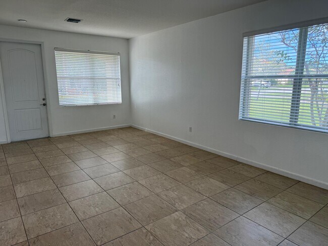 Foto del edificio - 9333 Silent Oak Cir