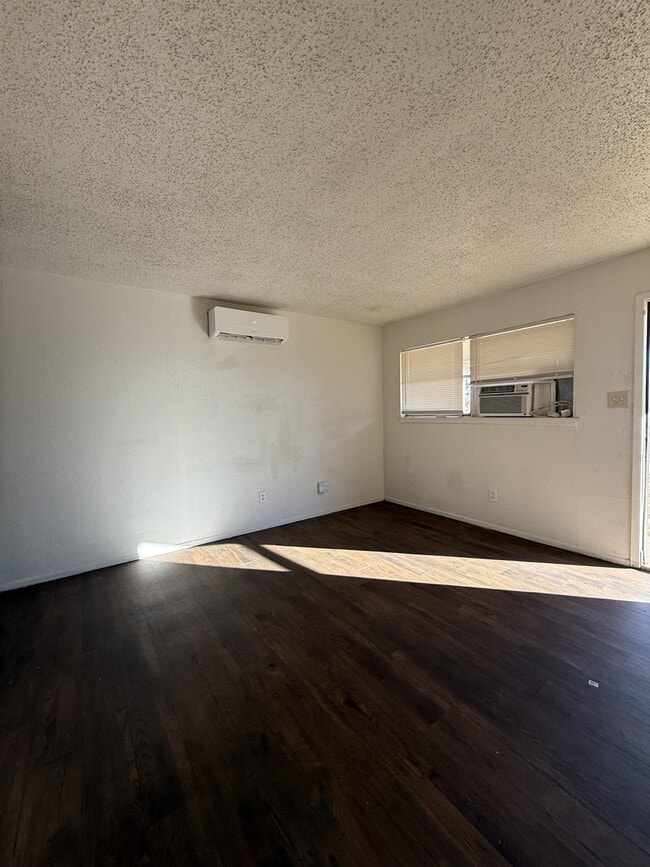 Building Photo - 824 Vanda Ave