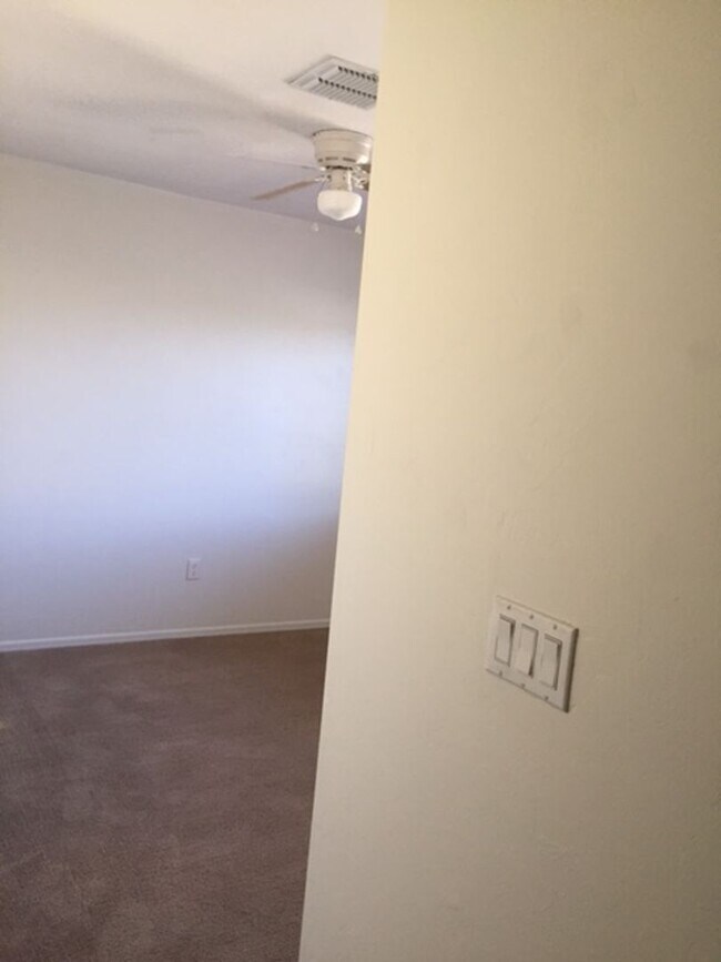 Building Photo - Beautiful 4-bedroom 3-bathroom - GREAT LOC...