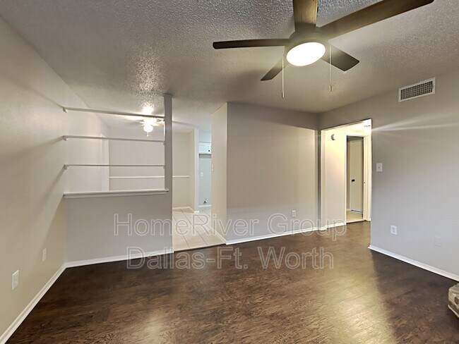 Building Photo - 415 S Las Vegas Trail