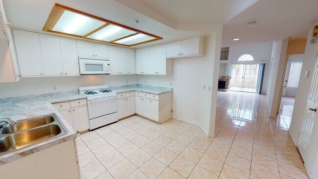 Building Photo - Two Story 3 Bedroom 3 Bathroom Townhome w/...