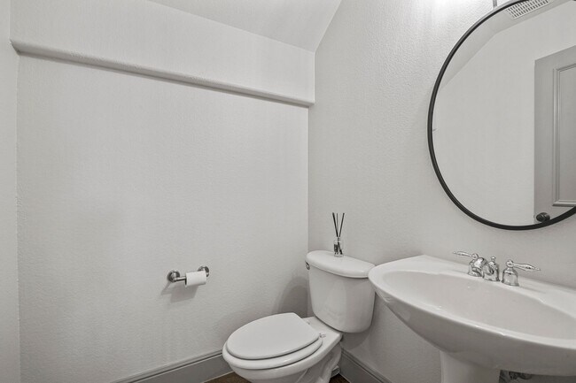 Building Photo - Stunning Townhome in Coves at Columbian Club