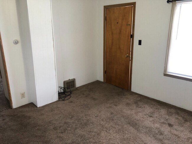 Building Photo - House- NE