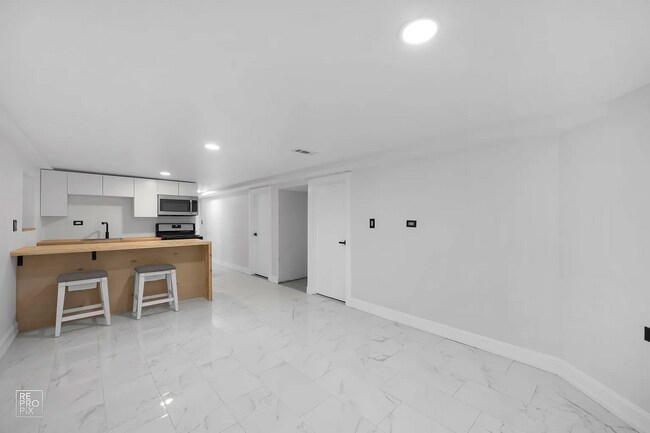 Building Photo - 5924 S Artesian Ave