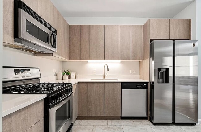 Building Photo - Chic 1-Bed Condo with Hardwood Floors in Prime Chicago Location!
