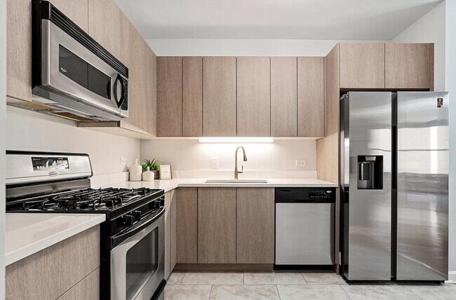 Foto del edificio - Chic 1-Bed Condo with Hardwood Floors in Prime Chicago Location!