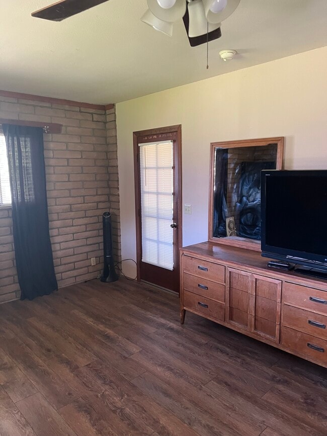 Foto del edificio - 2321 Molchan Rd