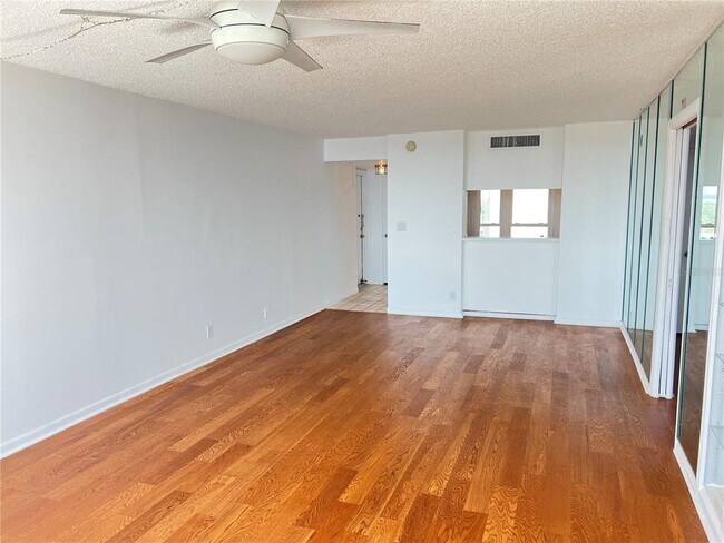 Foto del edificio - 2616 Cove Cay Dr