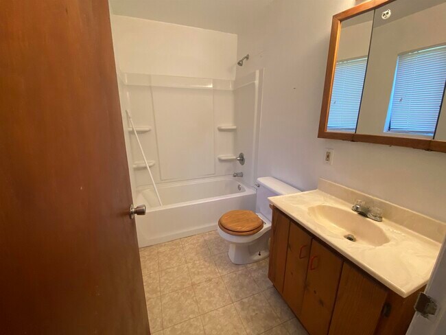 Building Photo - 531 E Van Buren St