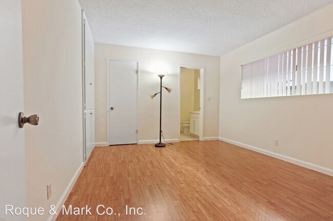 Foto del edificio - 2 br, 2 bath Apartment - 12246 Montana Ave...