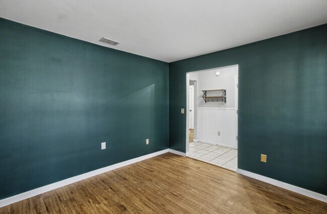 Foto del edificio - 404 Clairemore Ct