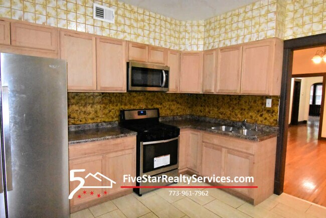 Kitchen - 3241 W Wilson Ave