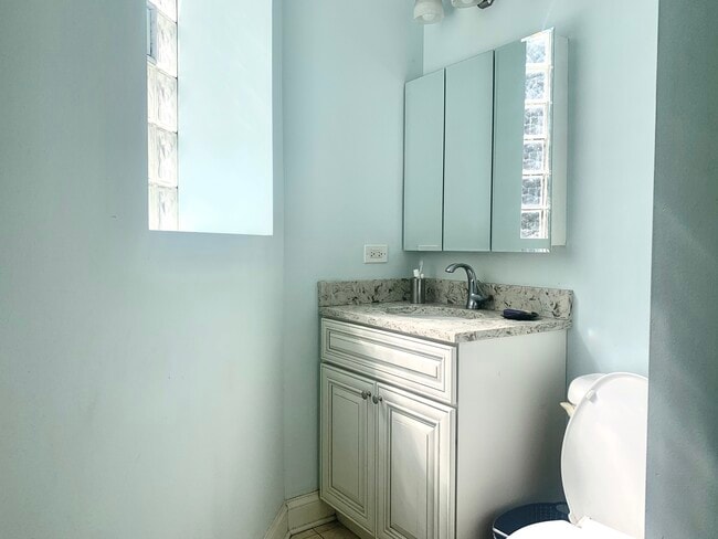 Foto del edificio - 924 N Hoyne Ave