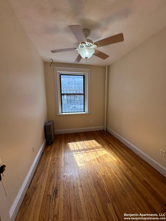 Building Photo - 239 Kelton St