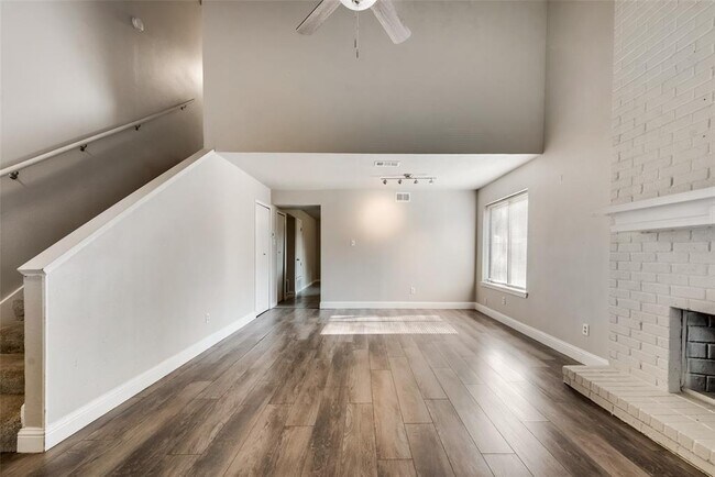 Building Photo - 2316 Montclair Cir