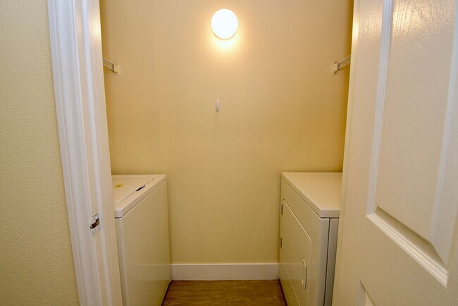 Foto del edificio - Upgraded & Charming Two-Bedroom Condo with...