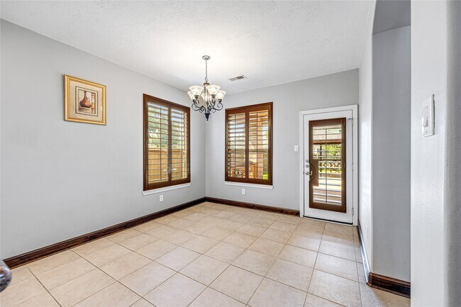 Foto del edificio - 8127 Edenwood Dr