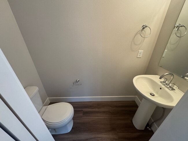 Building Photo - 3 bed 2.5 bath Townhouse