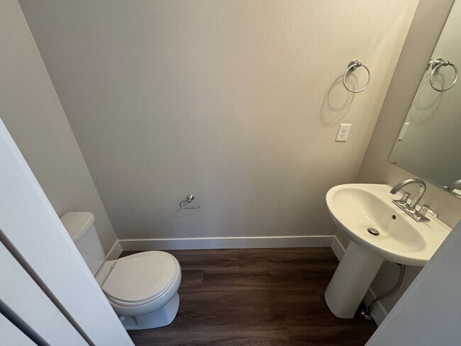 Building Photo - Bright & Modern Annafeld Townhome Living