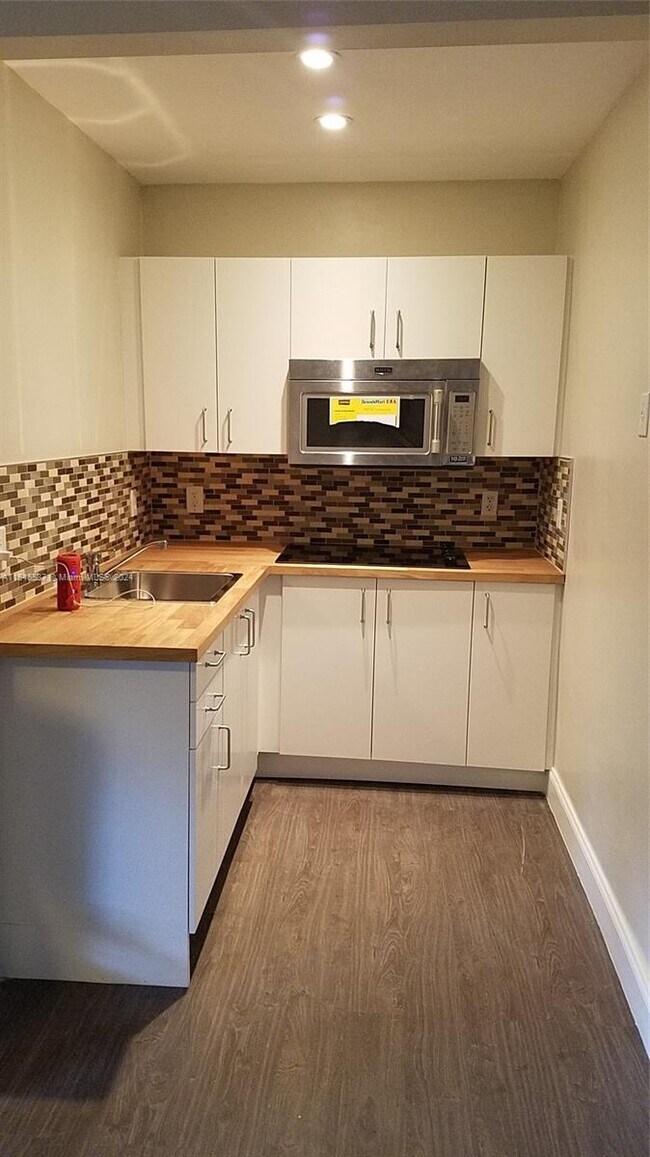 Building Photo - 5922 Pierce St