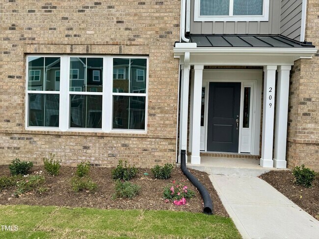 Foto del edificio - 209 Hickory Plns Rd