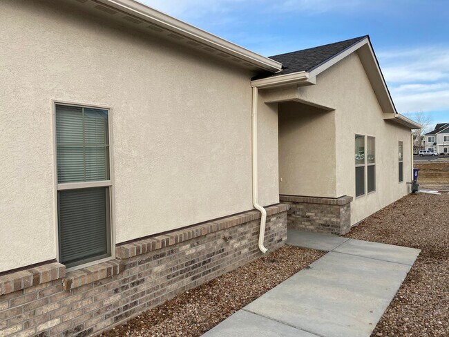 Foto del edificio - 3 Bedroom 2 Bath Single story end unit.