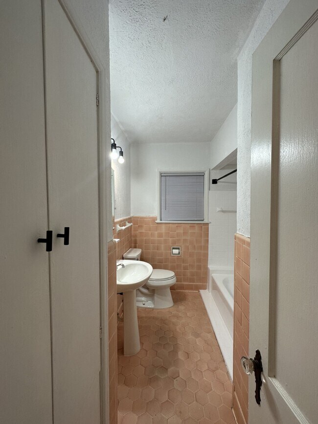 Foto del edificio - 5806 Goodwin Ave