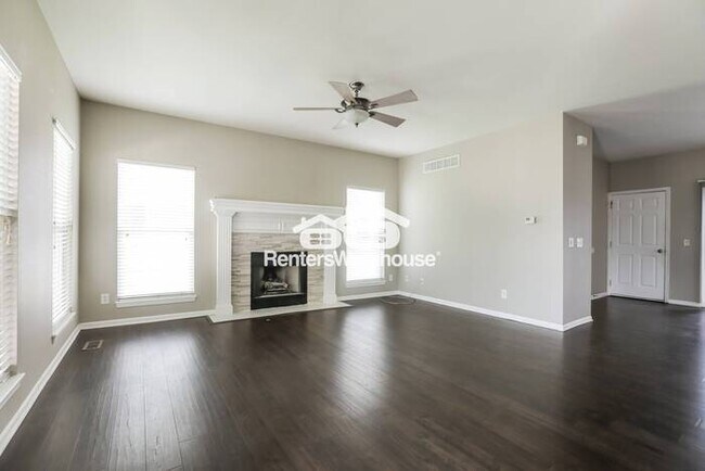 Building Photo - Amazing 4 Bed, 2.5 Bath Home in Lee's Summ...