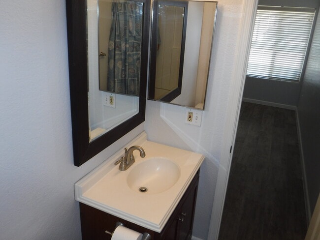 Building Photo - 712 N Santa Barbara #16