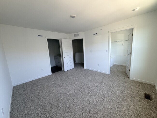 Building Photo - 563 Yosemite Wy