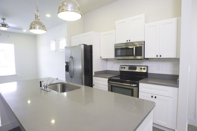 Granite Countertops & Stainless Appliances - The Highlands