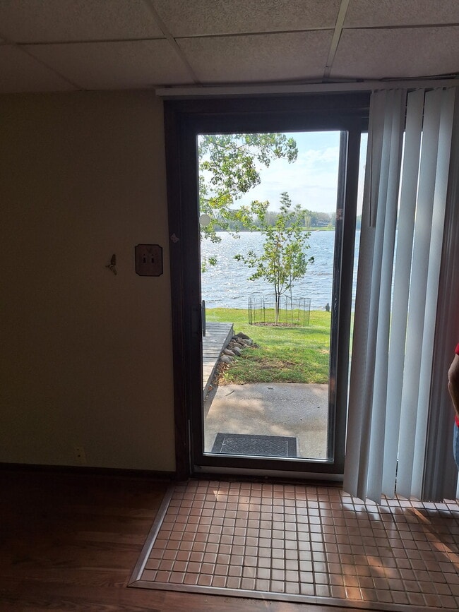 Imagen desde el salón hasta la entrada. - 9199 Jane Rd N