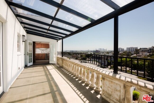 Foto del edificio - 1302 N Sweetzer Ave