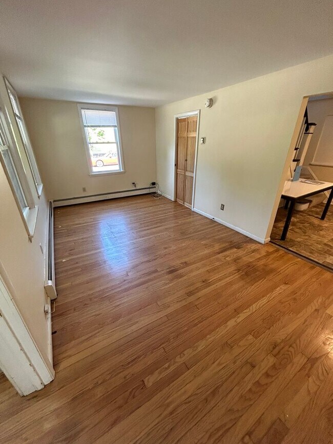 Foto del edificio - FOUR BEDROOM AVAILABLE - JUNE 1st, 2026
