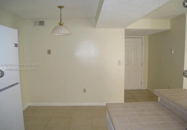Foto del edificio - 250 Palm Cir W
