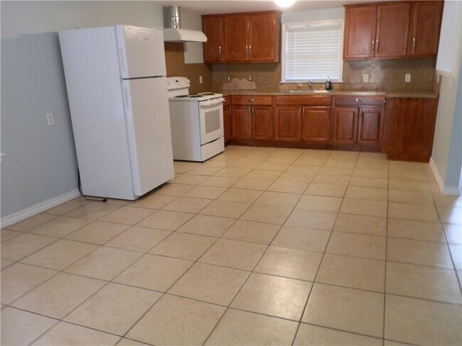Building Photo - 136 Oaktree Dr