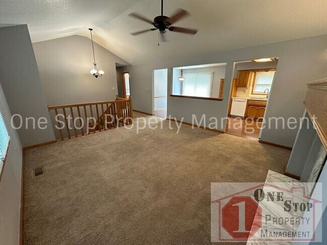 Foto del edificio - 3 bedroom, 2.5 bathroom home is desirable ...