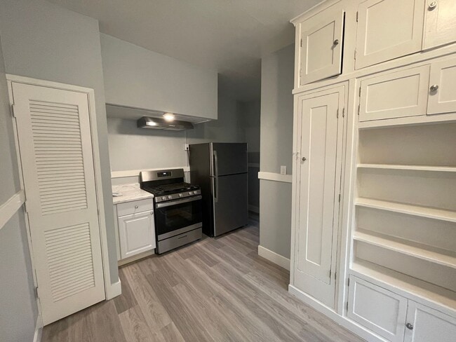 Building Photo - 381 Reed-