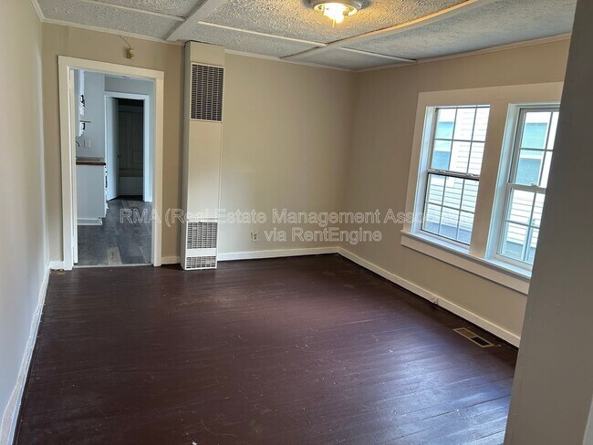 Foto del edificio - 1048 W College St Ext
