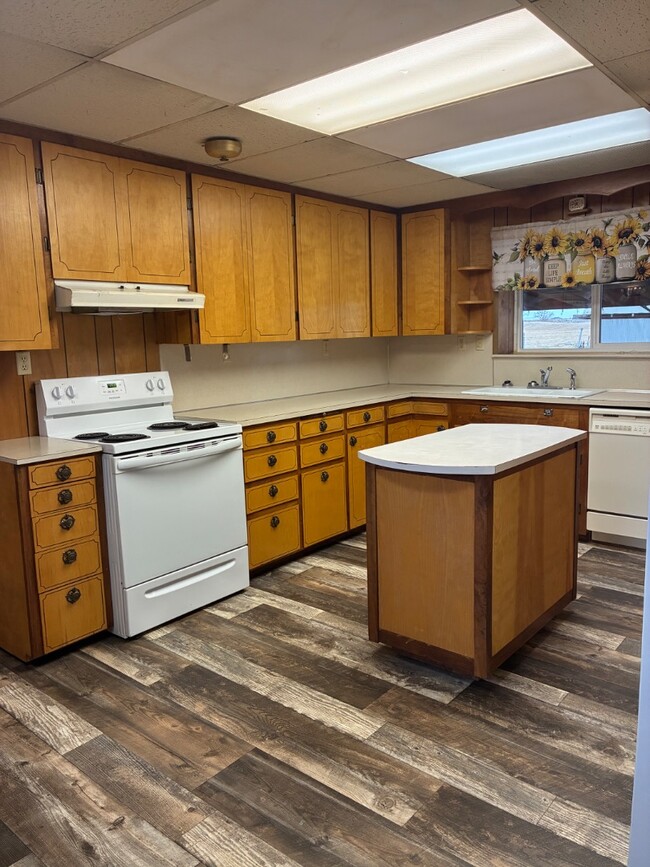 Building Photo - 1415 E 850 N