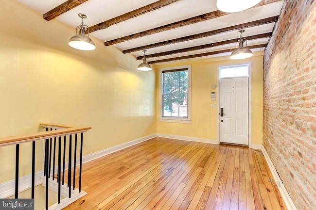 Building Photo - 1108 S Highland Ave