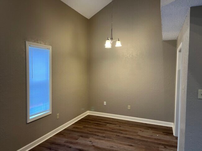 Foto del edificio - Kenwood Pointe Apartments: Water &amp; Sewer Included