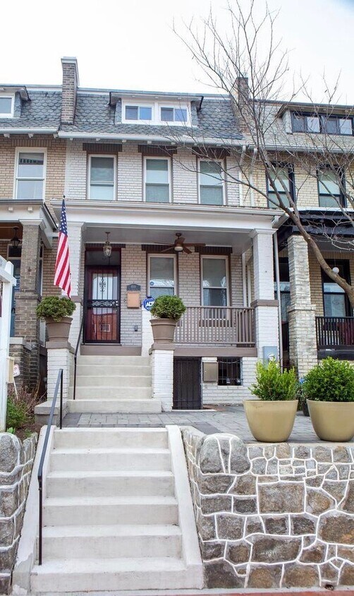 Primary Photo - 1011 E St NE